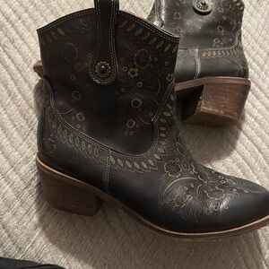 L’artiste black floral boot